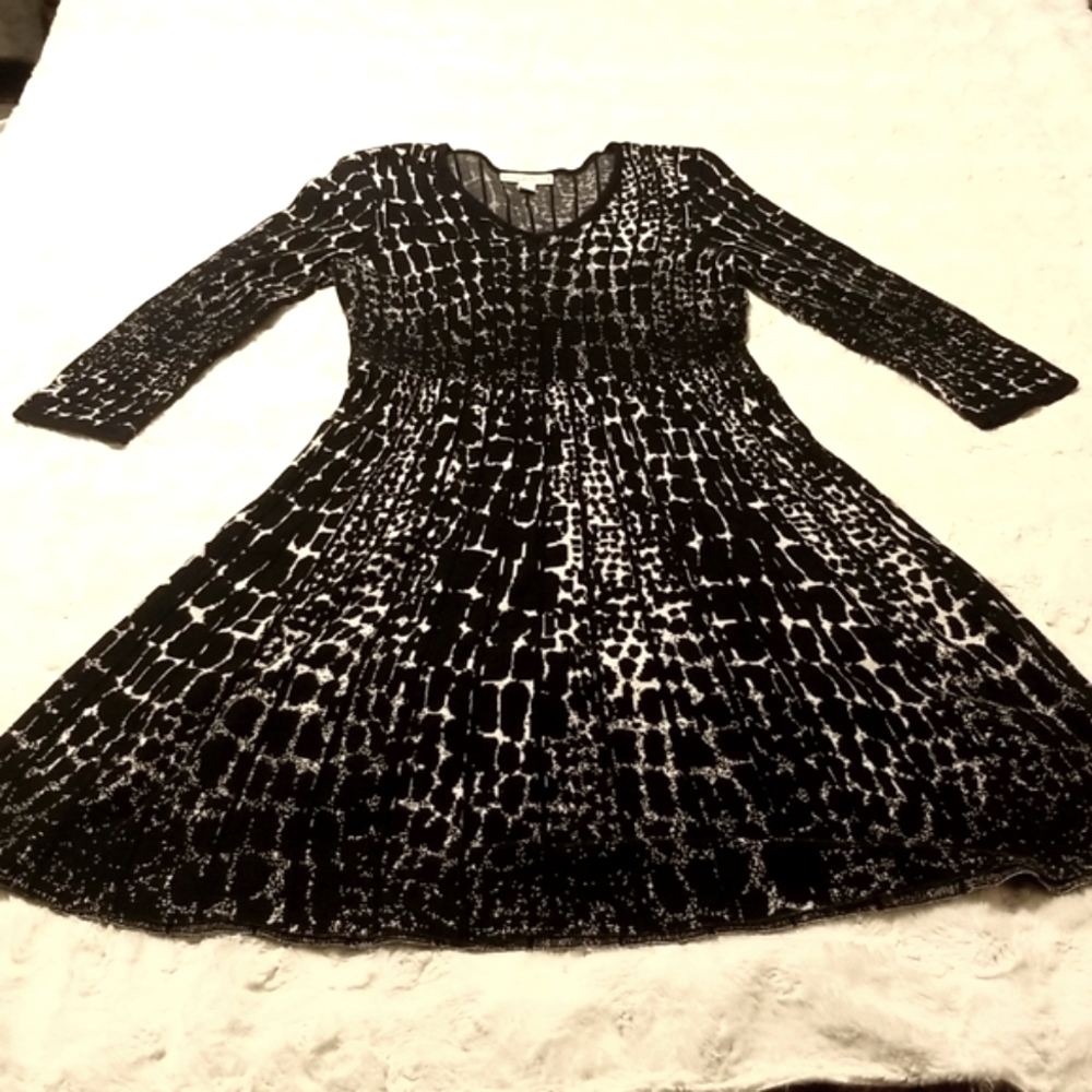 Dana Buchman Sweater Dress Size Medium Black White Animal Print